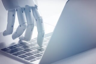 Roboterhand auf Laptop