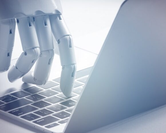 Roboterhand auf Laptop