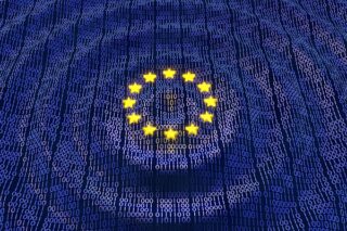 Blau-gelbe Europa-Flagge mit Daten im Hintergrund