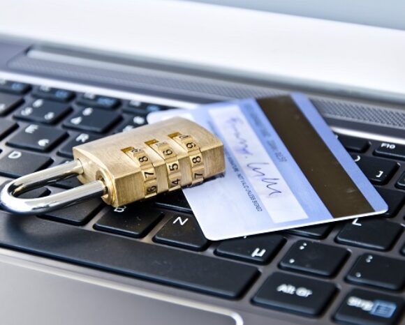 Kreditkarte und Schloss