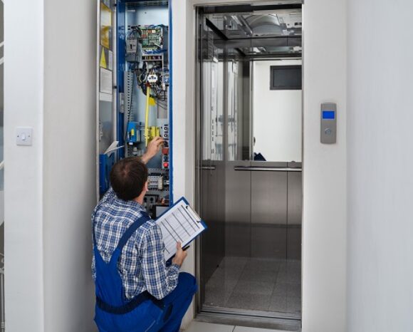 Defekter Aufzug und Mechaniker