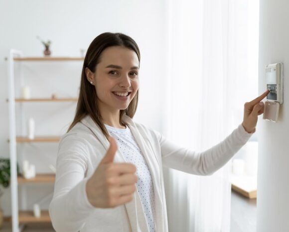 Frau nutzt Smart Home