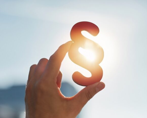 Gesetzesparagraph vor Sonne