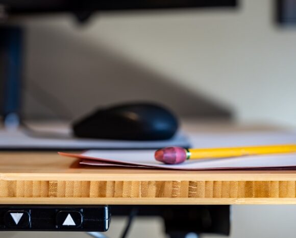 Höhenverstellbarer Schreibtisch