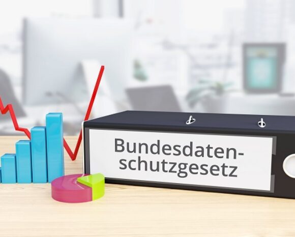 Bundesdatenschutzgesetz – Finanzen/Wirtschaft. Ordner auf Schreibtisch mit Beschriftung neben Diagrammen. Business/Statistik