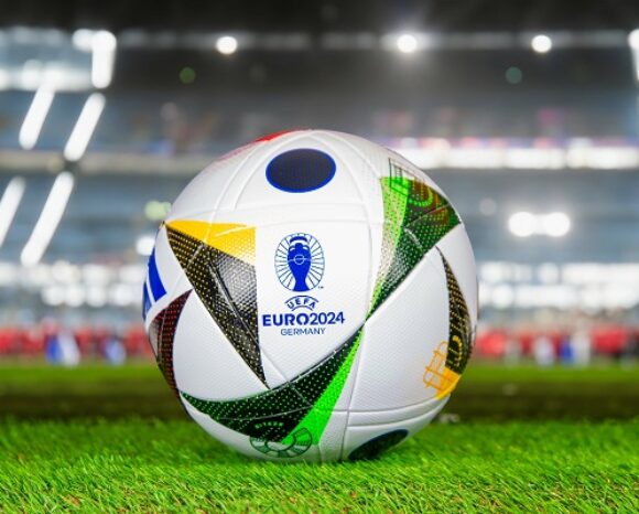 Nahaufnahme vom offiziellen Spielball der UEFA-EURO 2024: Die Fußball-Europameisterschaft 2024 findet vom 14. Juni 2024 bis 14. Juli 2024 in Deutschland statt
