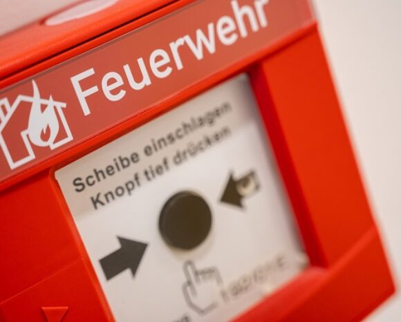 Brandmelder mit Finger