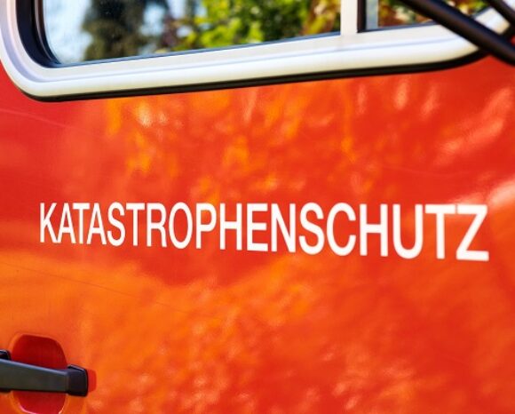 Katastrophenschutz / Einsatzfahrzeug mit der Aufschrift Katastrophenschutz
