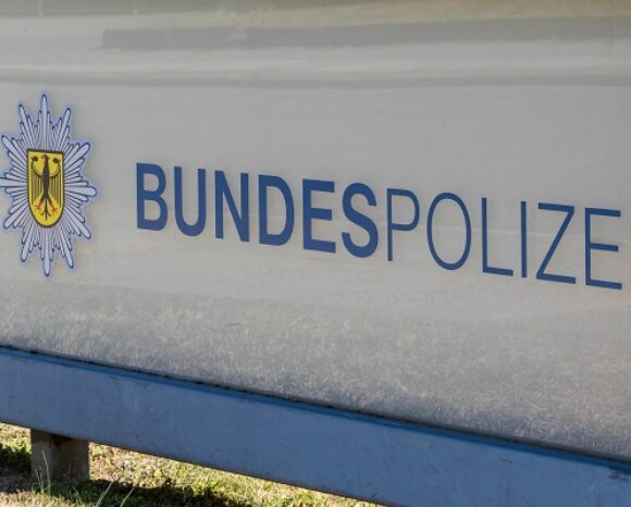 Auf einer Tafel steht Bundespolizei, Deutschland, 13.03.2022, Forst