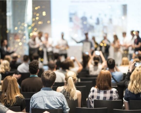 Jubelnde Menge bei einer Preisverleihung