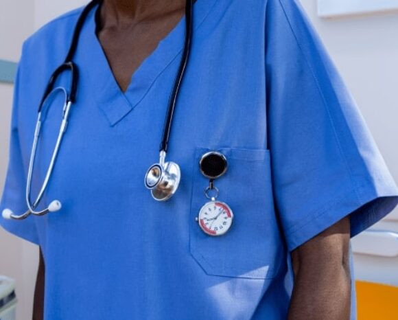 Krankenschwester mit einer FOB Uhr