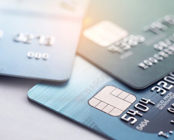 Kreditkarten auf Tisch im Fokus.
