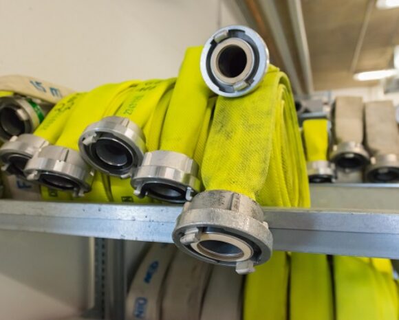 Kupplung von Löschschlauch im Lager-Regal