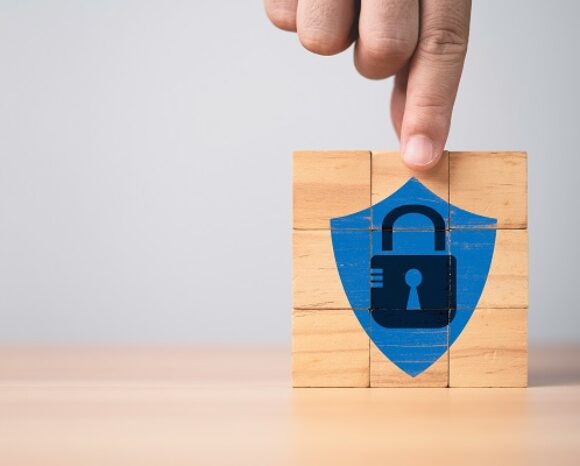 Hand baut Hauptschlüsselschloss mit Schutzsymbol zusammen