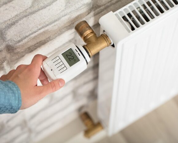 Smartes Heizkörperthermostat steht auf 22 Grad