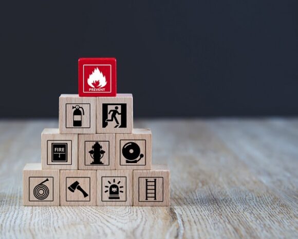 Würfelförmiger Holzblockstapel mit Brandschutzsymbol und Türausgangssignal