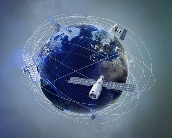 Erdkugel mit Satelliten