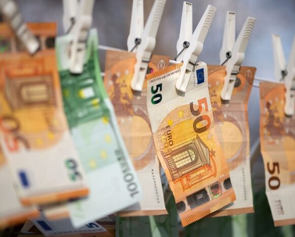 100- und 50-Euro-Banknoten trocknen. Gewaschene Euro-Papierscheine. Geldwäsche