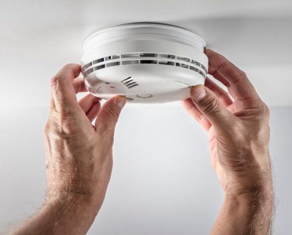 Rauchwarnmelder wird installiert