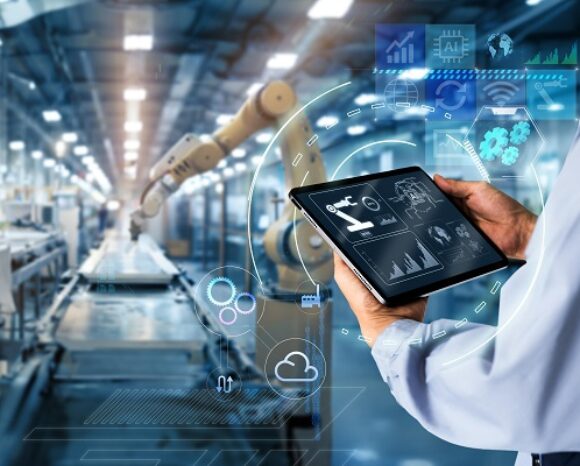 Intelligentes Industriesteuerungskonzept. Hände halten Tablet auf verschwommener Automatisierungsmaschine als Hintergrund