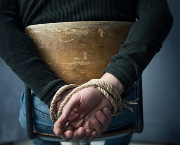 Hände mit Seil gefesselt