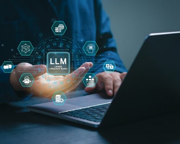 LLM, AI Large Language Model-Konzept. Geschäftsmann arbeitet am Laptop und hat LLM-Symbole darüber