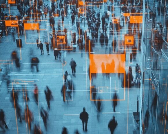 Überwachung mit künstlicher Intelligenz, das Objekte und Gesichter erkennt, um Bedrohungen zu identifizieren