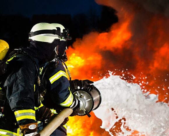 Feuerwehr - Feuerwehrmänner löschen Brand mit Schaum