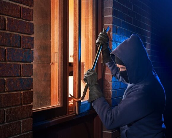 Einbrecher verübt Wohnungseinbruch am Fenster