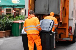 Müllabfuhr holt Müll ab.