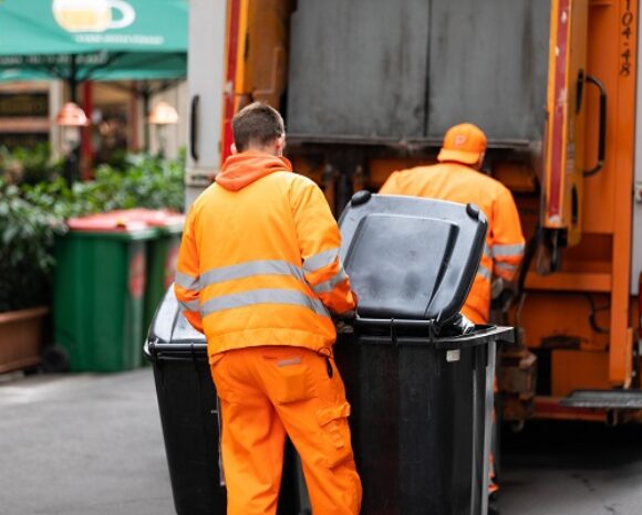 Müllabfuhr holt Müll ab.