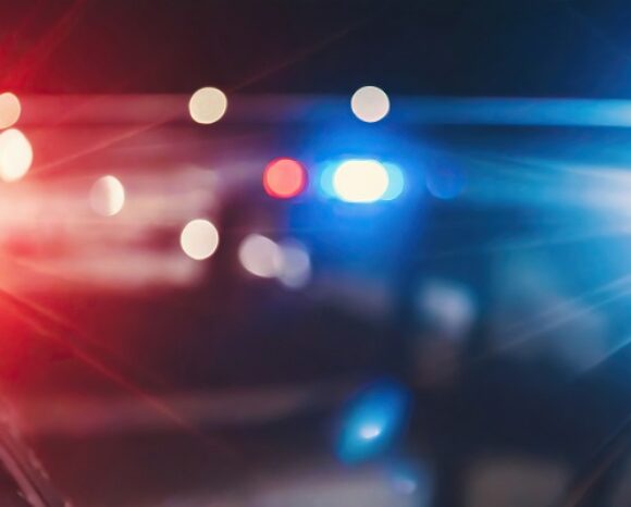 Unscharfer Hintergrund mit blinkenden Polizeilichtern am Tatort