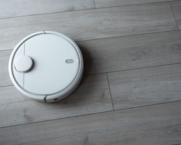 Saugroboter auf Parkett-Boden