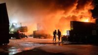 Die Feuerwehr bekämpft den Brand von zwei mit Elektroschrott gefüllten Containern in einer Müllverbrennungsanlage in Ginsheim-Gustavsburg.