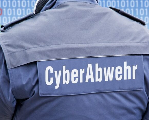Cyberabwehr, Überwachung, Mann in Uniform