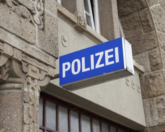 Schild einer Polizeiwache