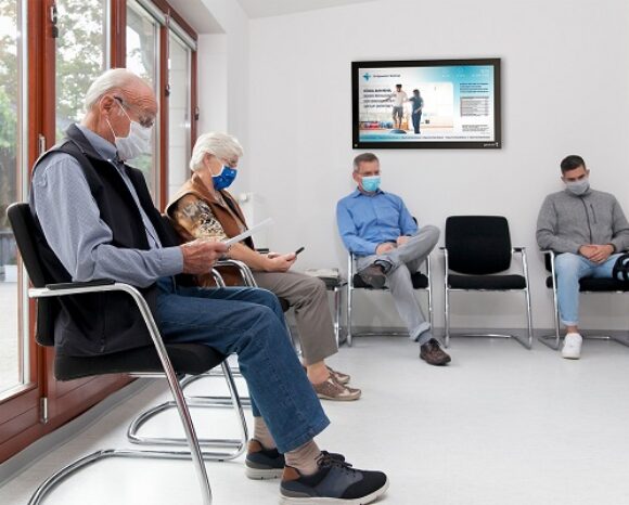 Brandschutzdisplay als Infoanzeige im Wartebereich einer Klinik oder Arztpraxis.