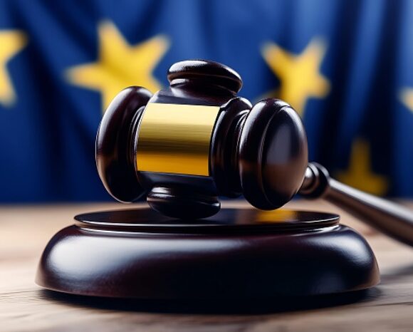 Richterhammer vor EU-Flagge, EU-Verhaltenscodex