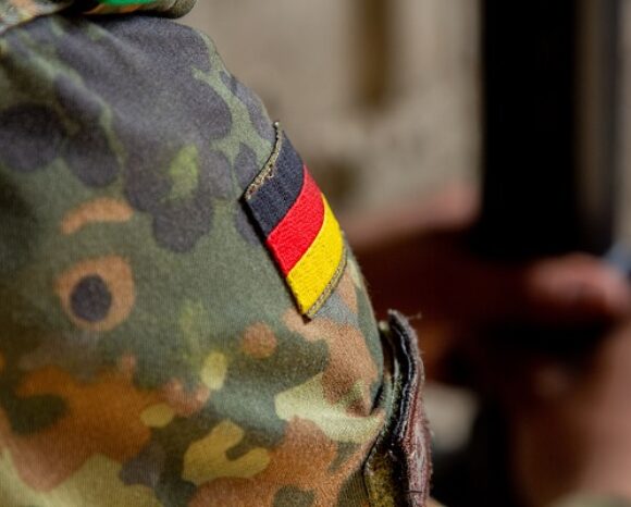 Arm eines Bundeswehrsoldaten mit deutscher Flagge