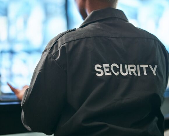 Sicherheitspersonal vor Monitoren