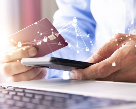 Mann benutzt Kreditkarte und Handy zur Überweisung