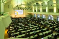 Großer Vortragssaal auf der Leipziger Messe: In diesem Jahr wird hier Dr. Gerhard Schabhüser vom Bundesamt für Sicherheit in der Informationstechnik in seiner Keynote die Folgen der NIS2-Richtlinie beleuchten.