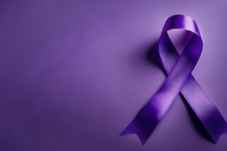 Lila Schleife als Symbol gegen häusliche Gewalt