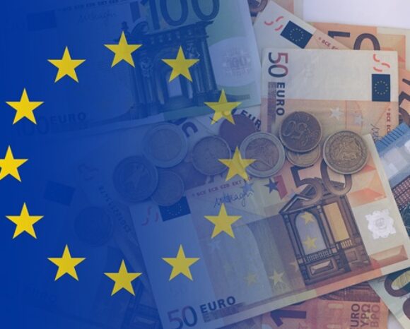 Euro-Flagge und Euro-Scheine