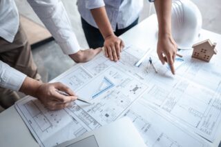 Team von Ingenieuren analysiert und berät über Pläne