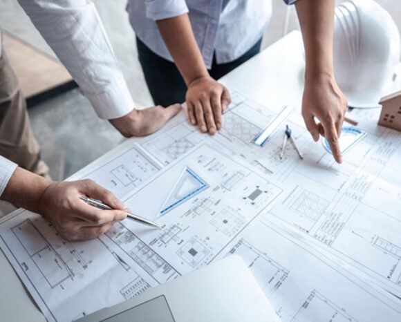 Team von Ingenieuren analysiert und berät über Pläne