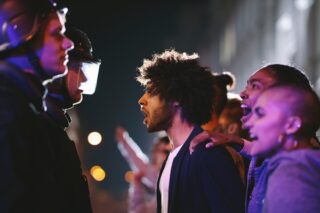 Wütende Demonstranten protestieren vor der Polizei