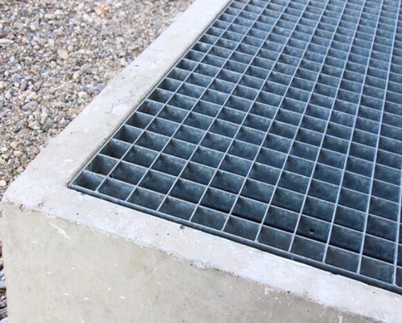 Sicherungsgitter auf einem Gebäude