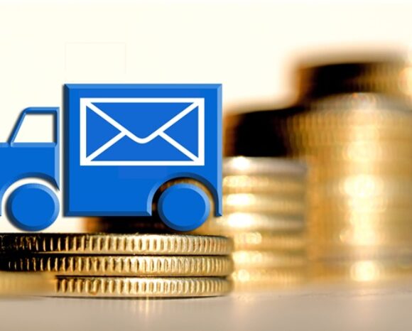 Mail Truck mit Geldmünzen im Hintergrund