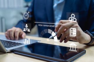 Geschäftsmann managt und bewertet Risiken